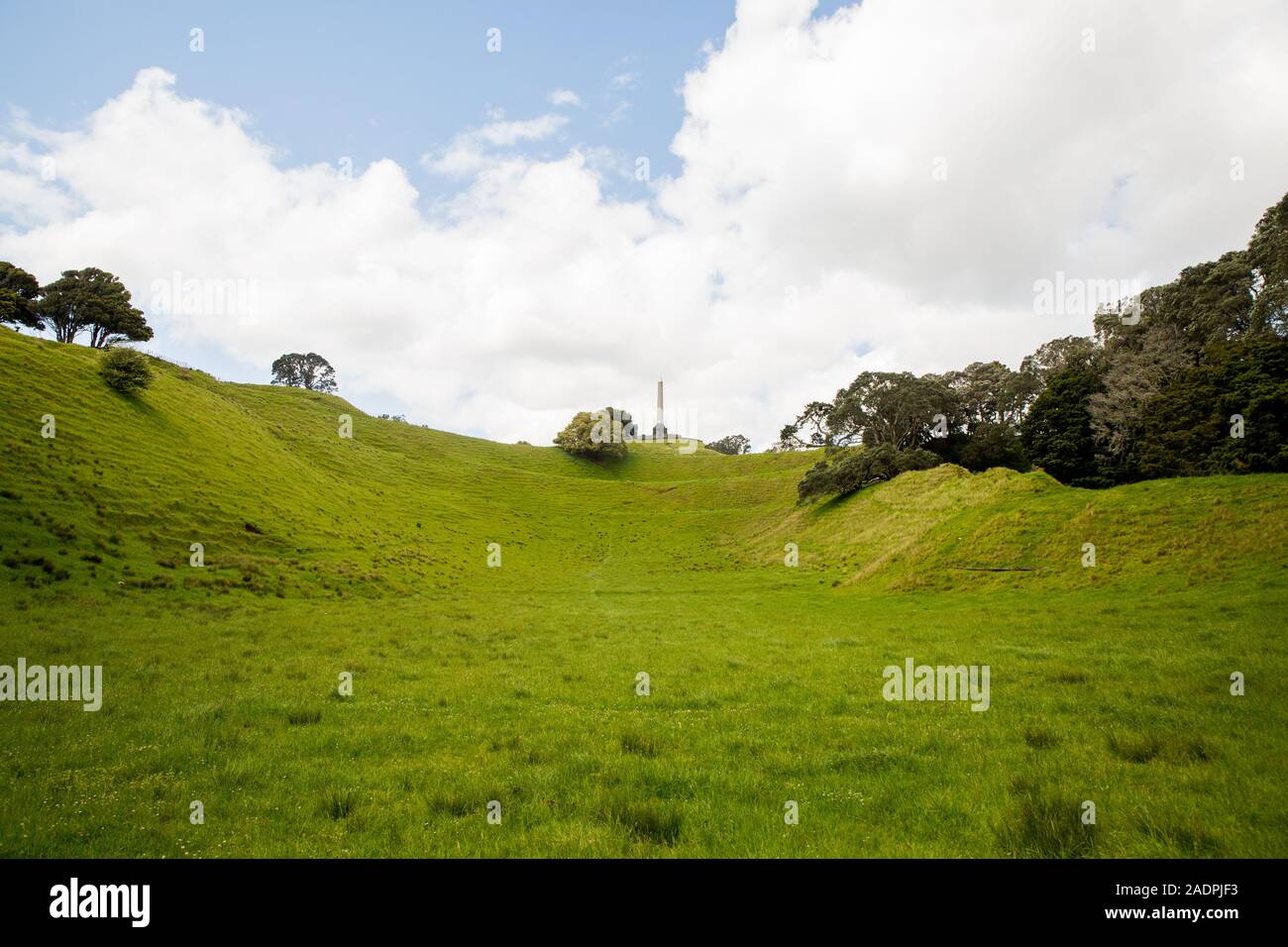 Imagen de paisaje de One Tree Hill ubicada en Cornwall Park de la ciudad de Auckland, Nueva Zelanda. Foto de stock