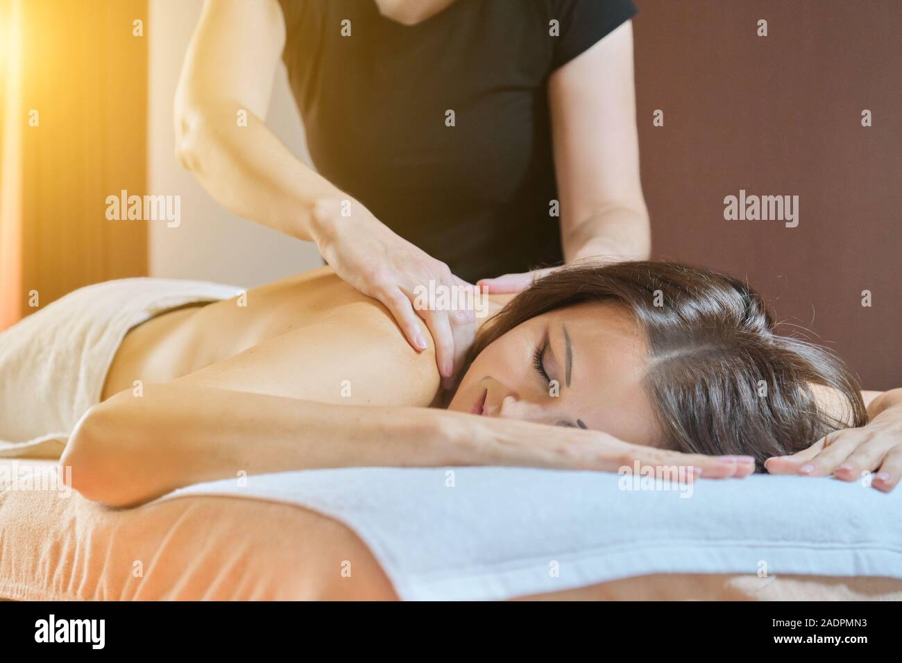 Mujer madura adulta descansando sobre masaje de espalda, procedimiento de  la mesa de masajes en el salón de belleza Fotografía de stock - Alamy