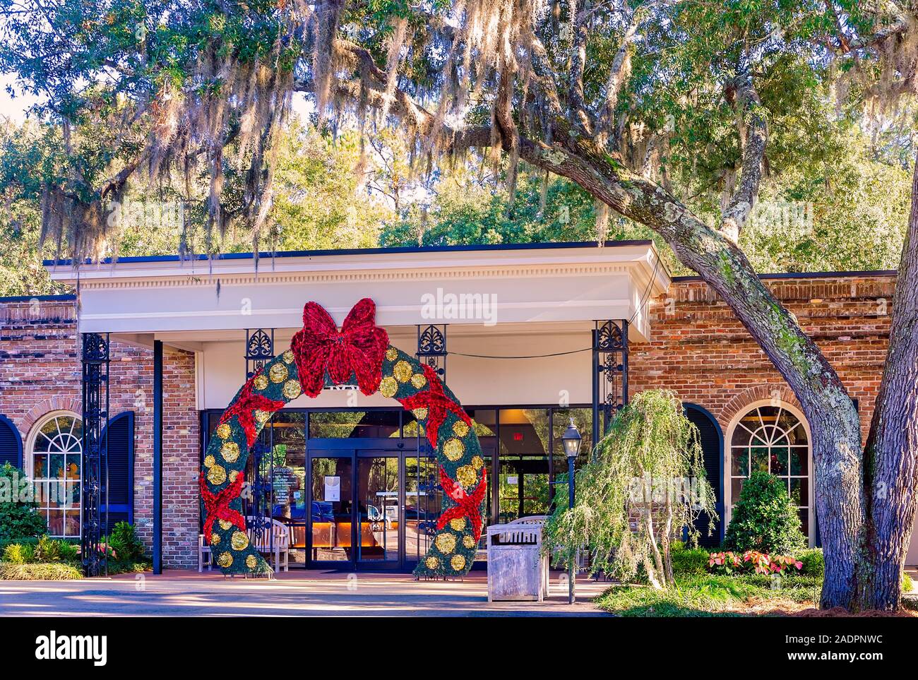 Una guirnalda iluminada rodea la entrada a Bellingrath Gardens y su "magia" Luces de Navidad en show en Theodore, Alabama. Foto de stock