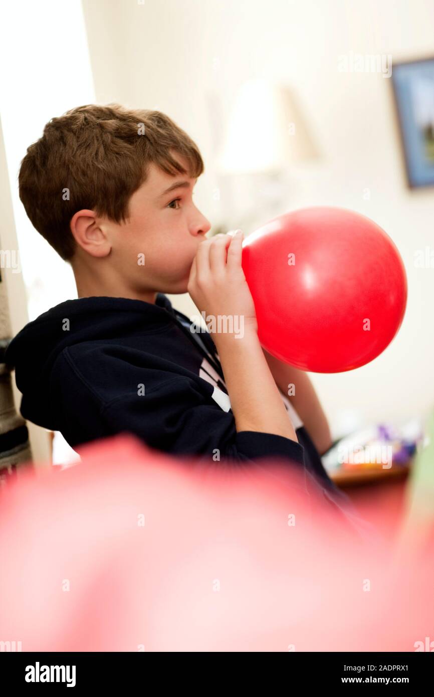 Ni??o ni??o soplando globo fotograf??as e im??genes de alta resoluci??n Alamy
