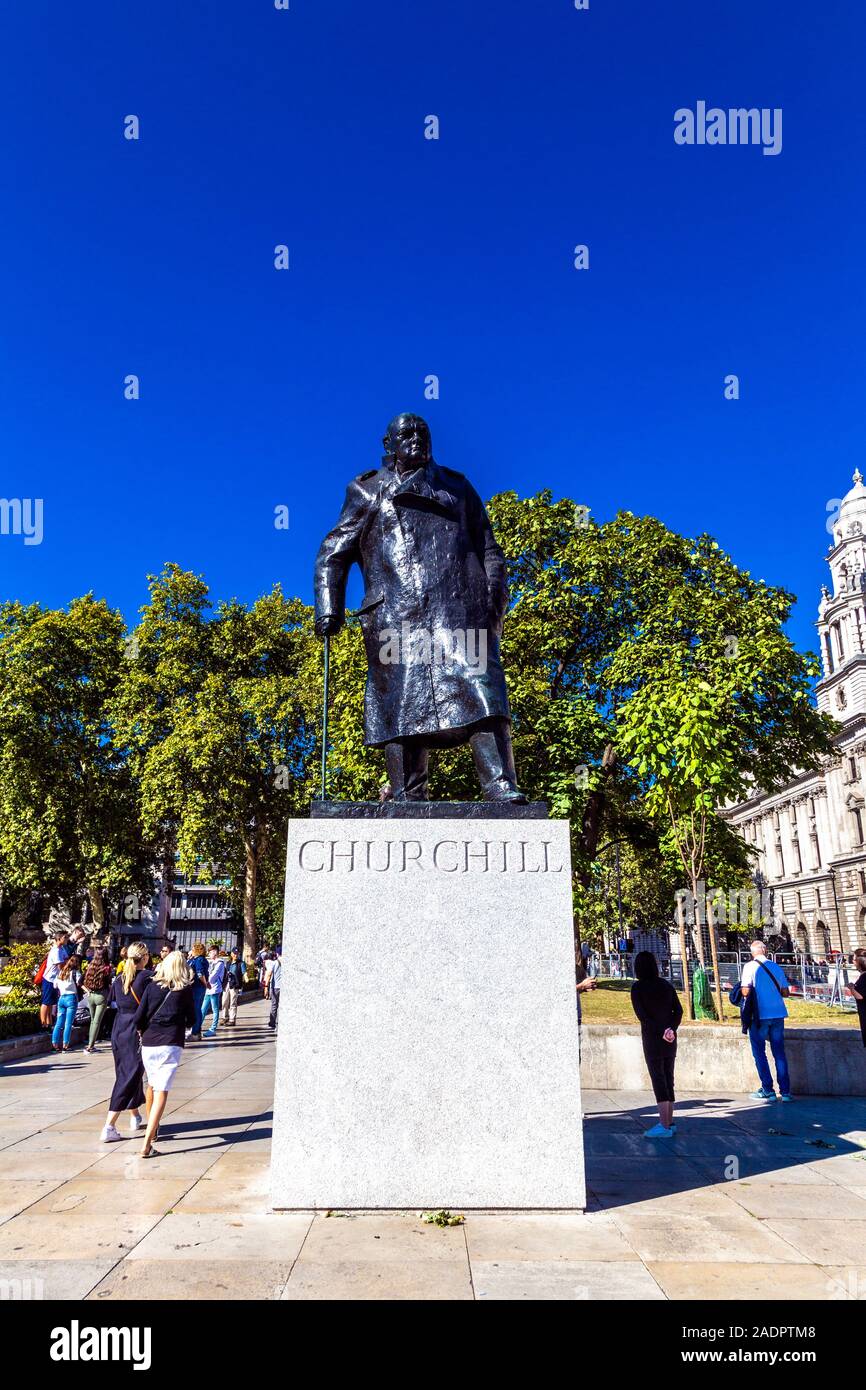 Estatua de Winston Churchill en Parliament Square, Londres, Reino Unido. Foto de stock