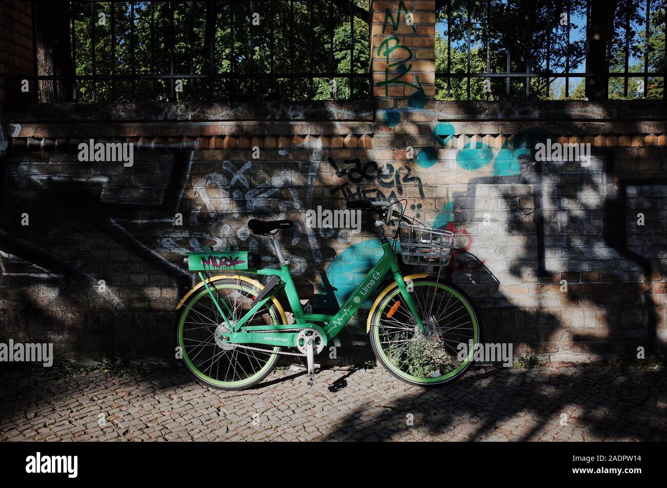 Bicicleta eléctrica cal-compartida vista en Berlín, capital de Alemania. Foto de stock