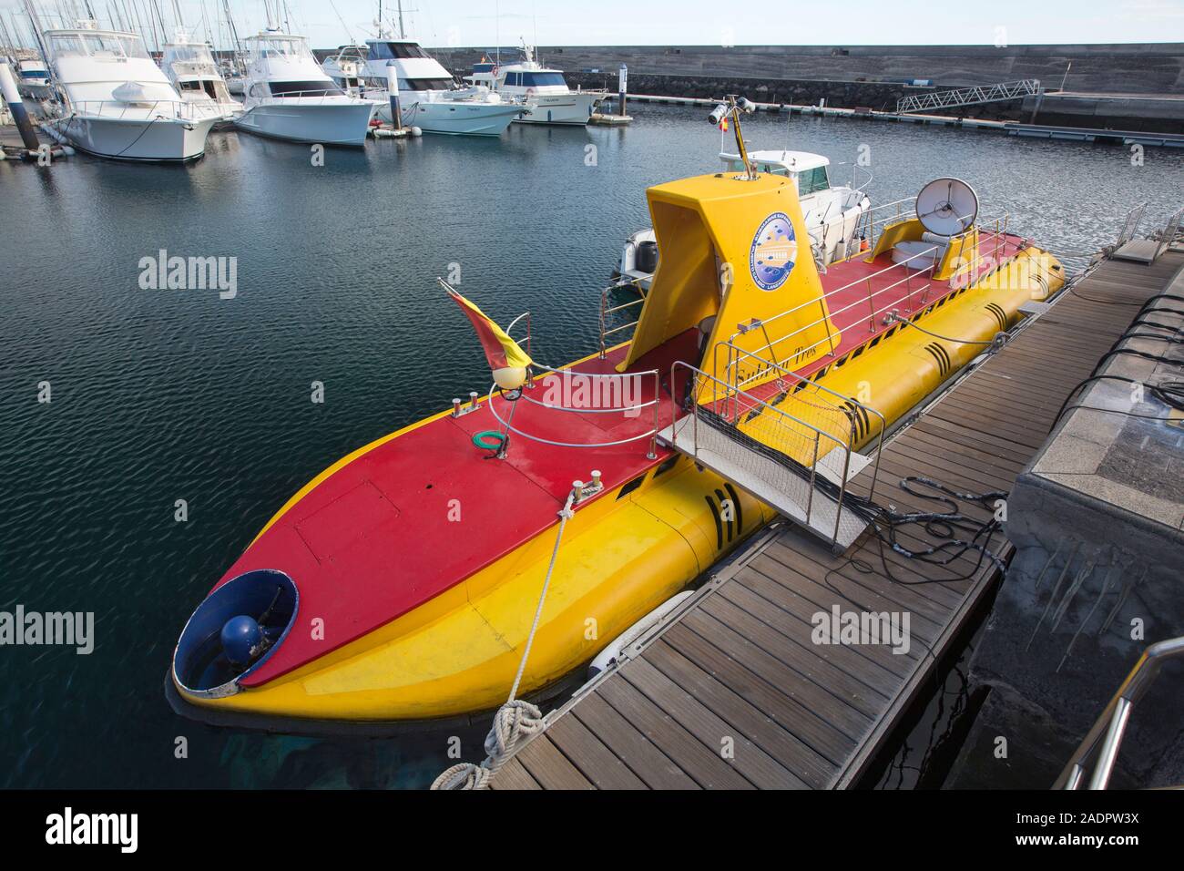 Un submarino turístico en el puerto en Puerto Calero, Lanzarote, Islas  Canarias Fotografía de stock - Alamy