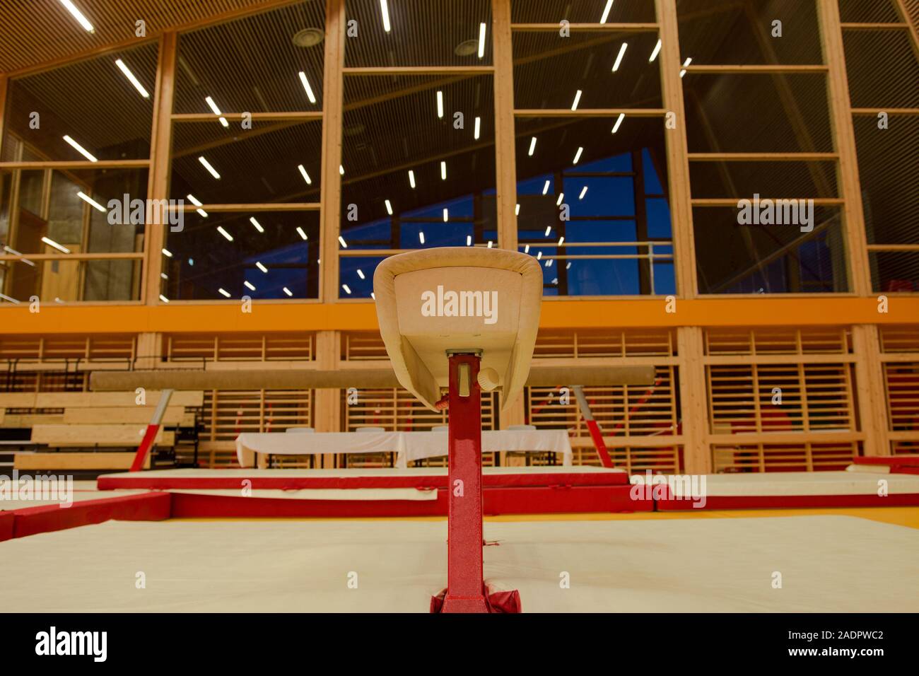 Equipo de Gimnasia en un centro gimnástico Foto de stock