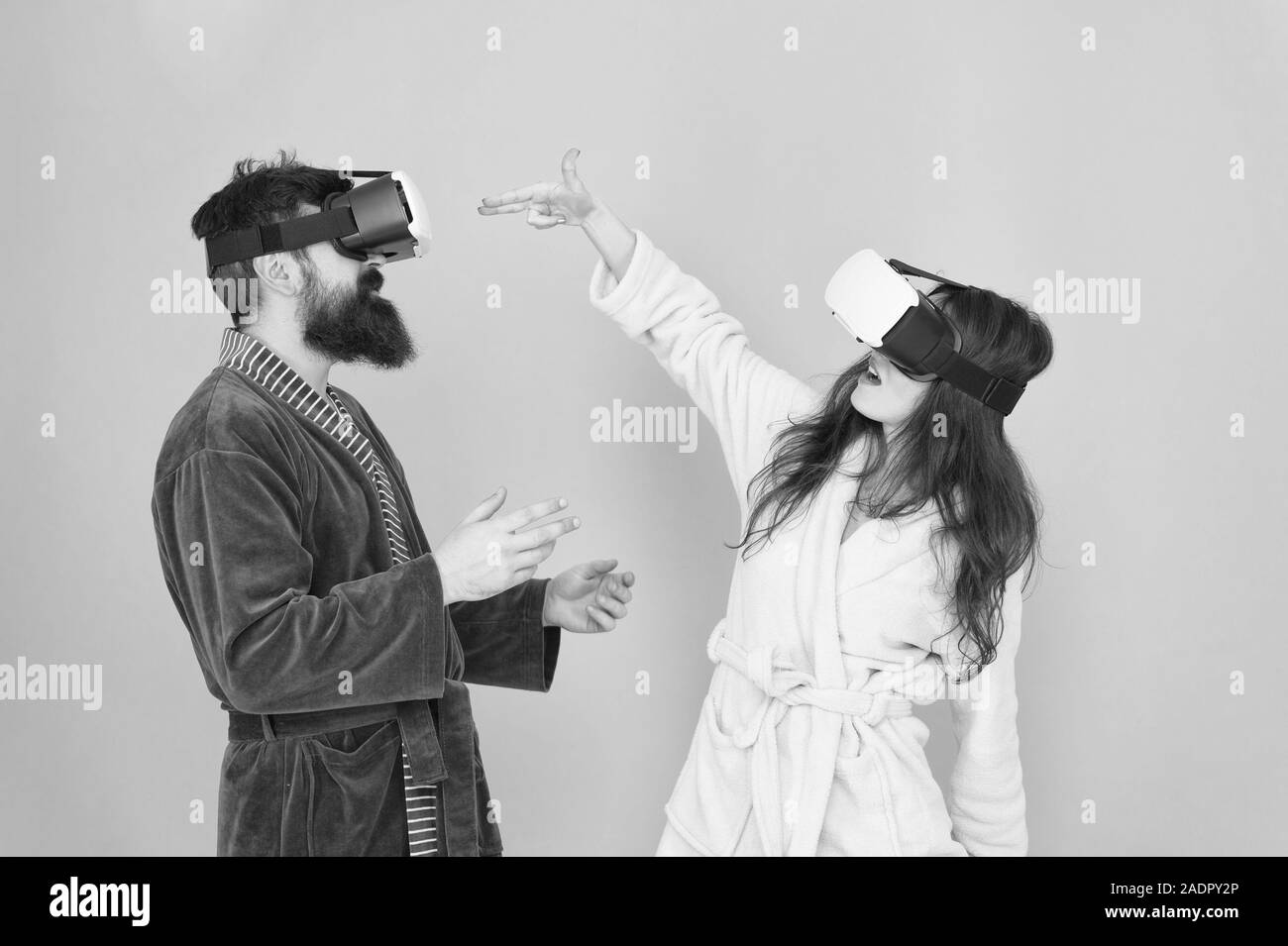 Disfruta de una nueva experiencia. La familia par llevar gafas vr. chica y man hipster relajarse. La mañana empieza con la tecnología del futuro. digital pareja. La innovación en las relaciones familiares. Crear una realidad. Es tan real. Foto de stock