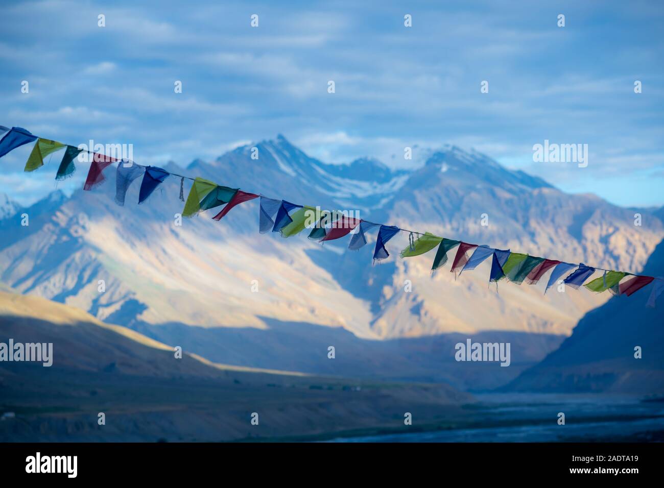 Banderas de oración delante de una montaña Foto de stock