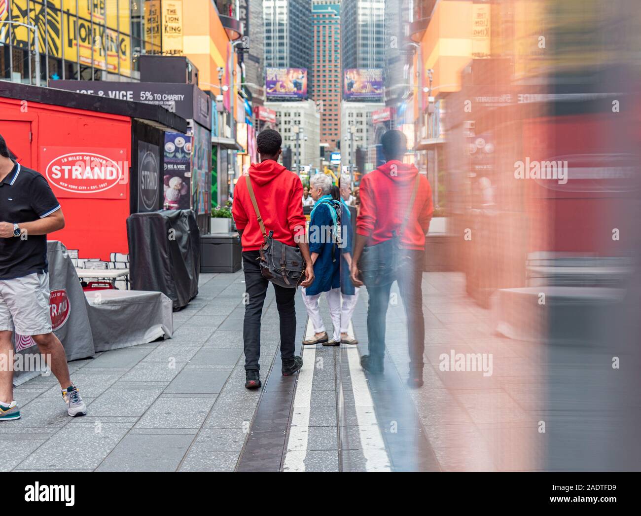 Color de Manhattan, Nueva York, reflejo de imagen imagen - Imagen de espejo de personas en Time Square Foto de stock