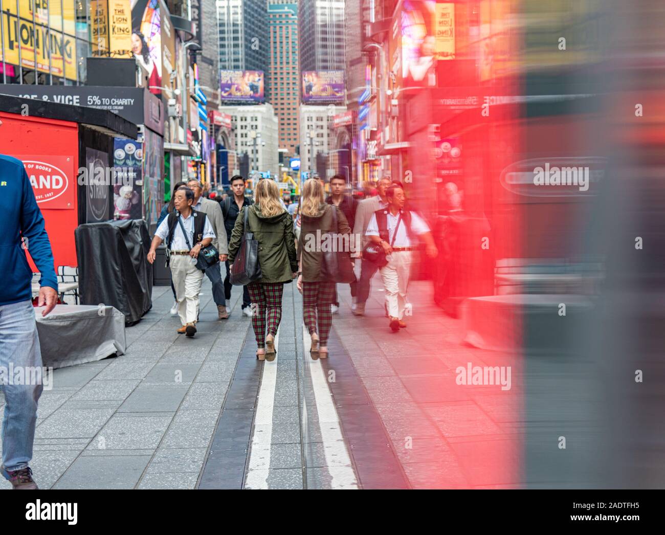 Color de Manhattan, Nueva York, reflejo de imagen imagen - Imagen de espejo de personas en Time Square Foto de stock