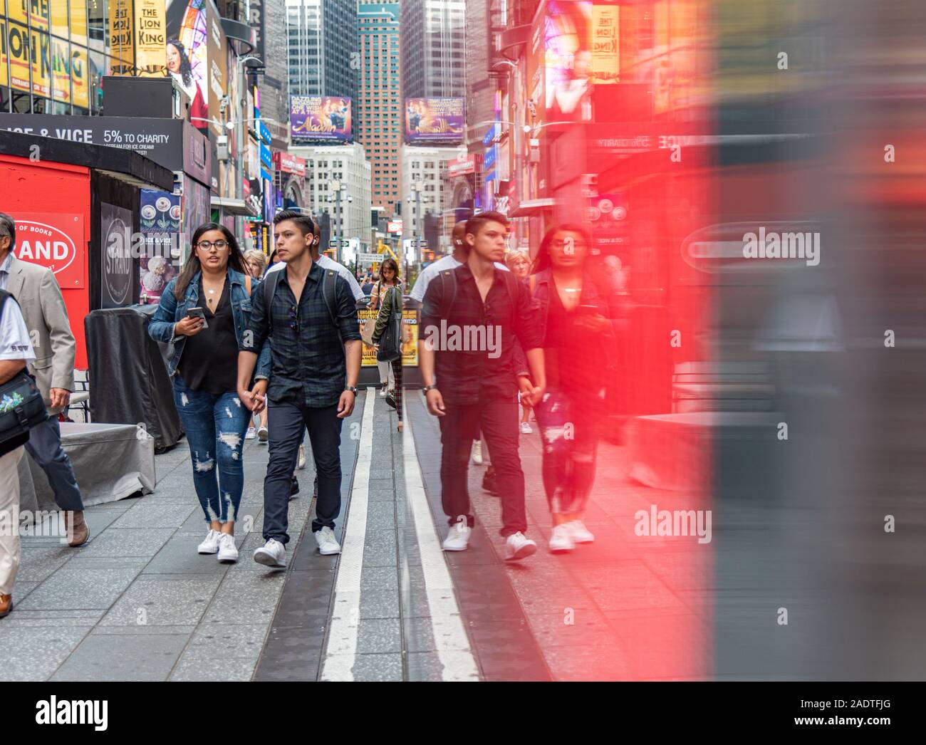 Color de Manhattan, Nueva York, reflejo de imagen imagen - Imagen de espejo de personas en Time Square Foto de stock