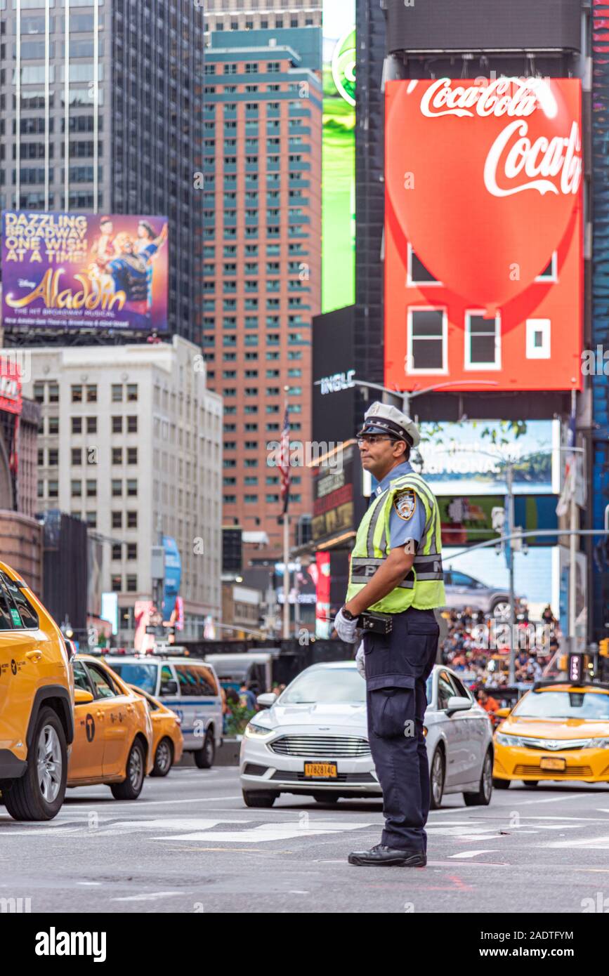 Imagen en color de Manhattan, Nueva York, Nueva York, la policía de tránsito el hombre dirigiendo el tráfico de Manhattan Foto de stock