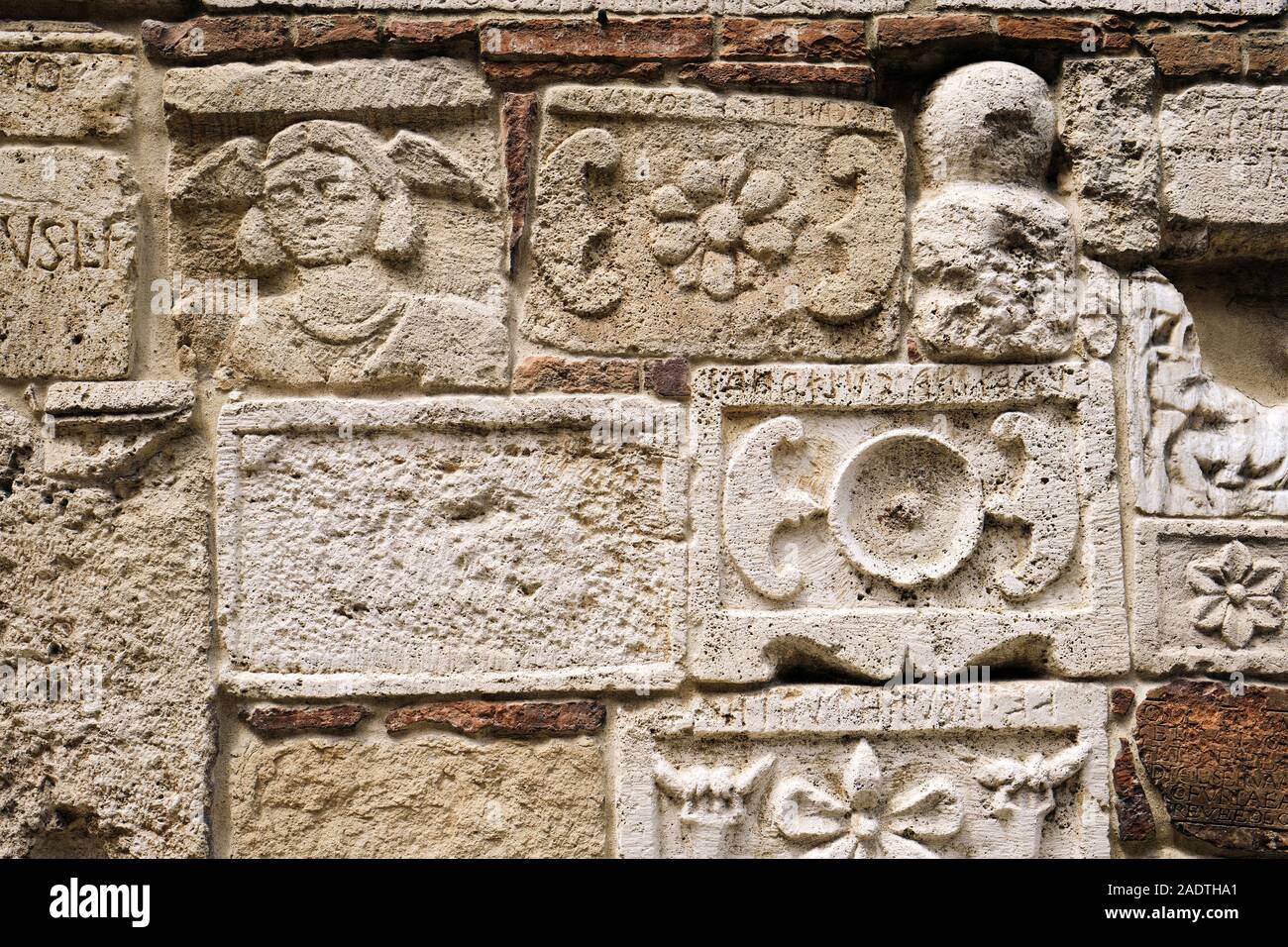 Etrusca y Romana De piedra tallar relieves en el Palacio Bucelli bajorrelieve en la cima del pueblo histórico de Montepulciano Toscana Italia UE Foto de stock