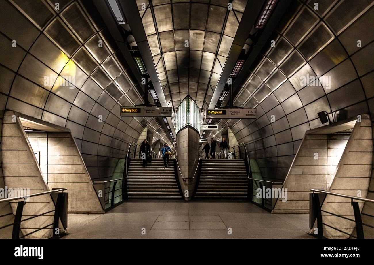 La estación de metro Southwark concourse intermedio, Southwark, Londres, Inglaterra, Reino Unido. Foto de stock