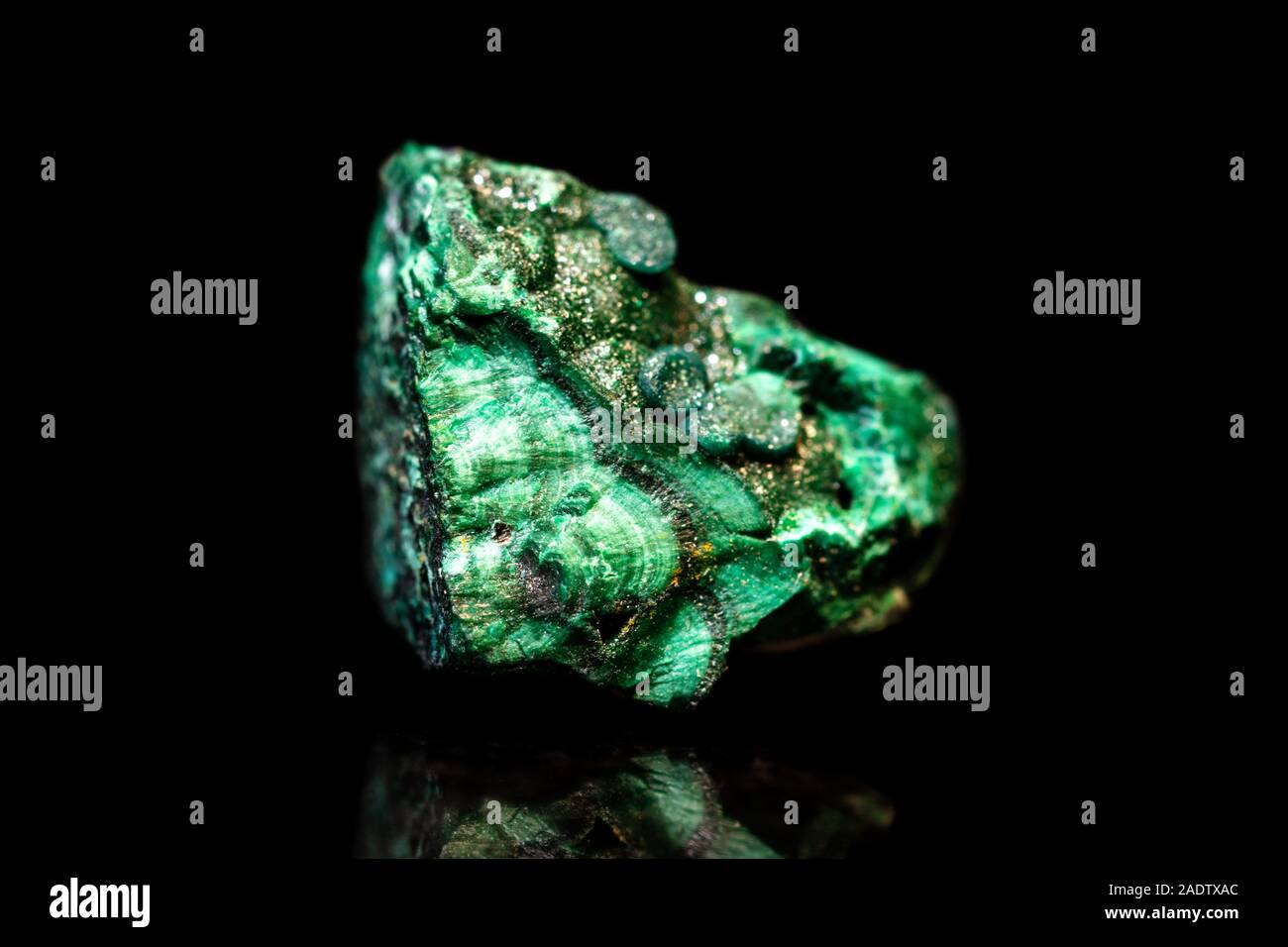 Piedras preciosas verdes en bruto fotografías e imágenes de alta resolución  - Alamy