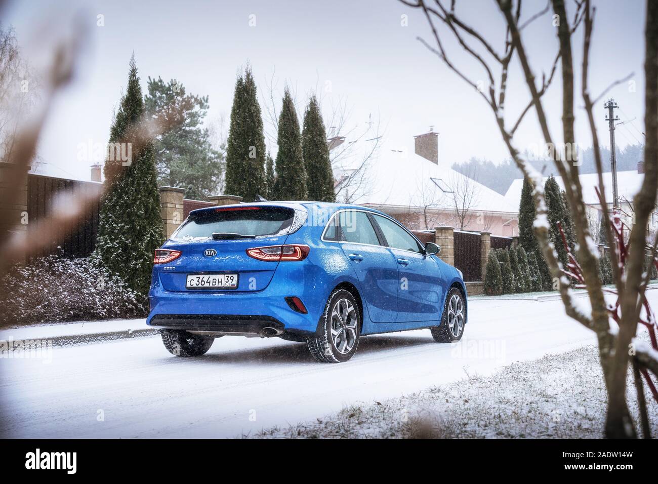 Minsk, Bielorrusia - Noviembre 26, 2019: KIA CEED 2018 coche en carretera nevada contra country house Foto de stock