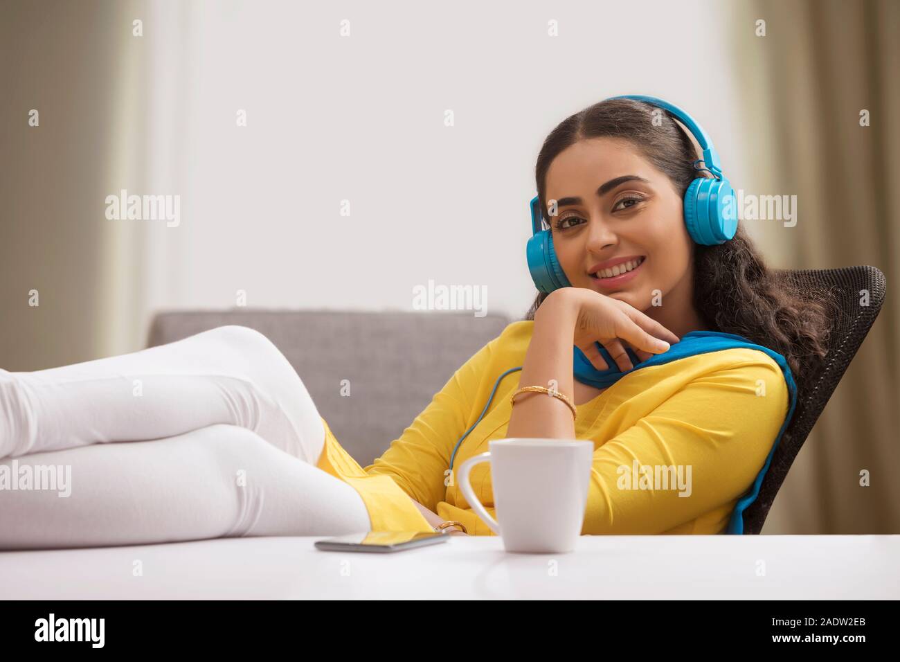 Mujer Sola escuchando música. Foto de stock