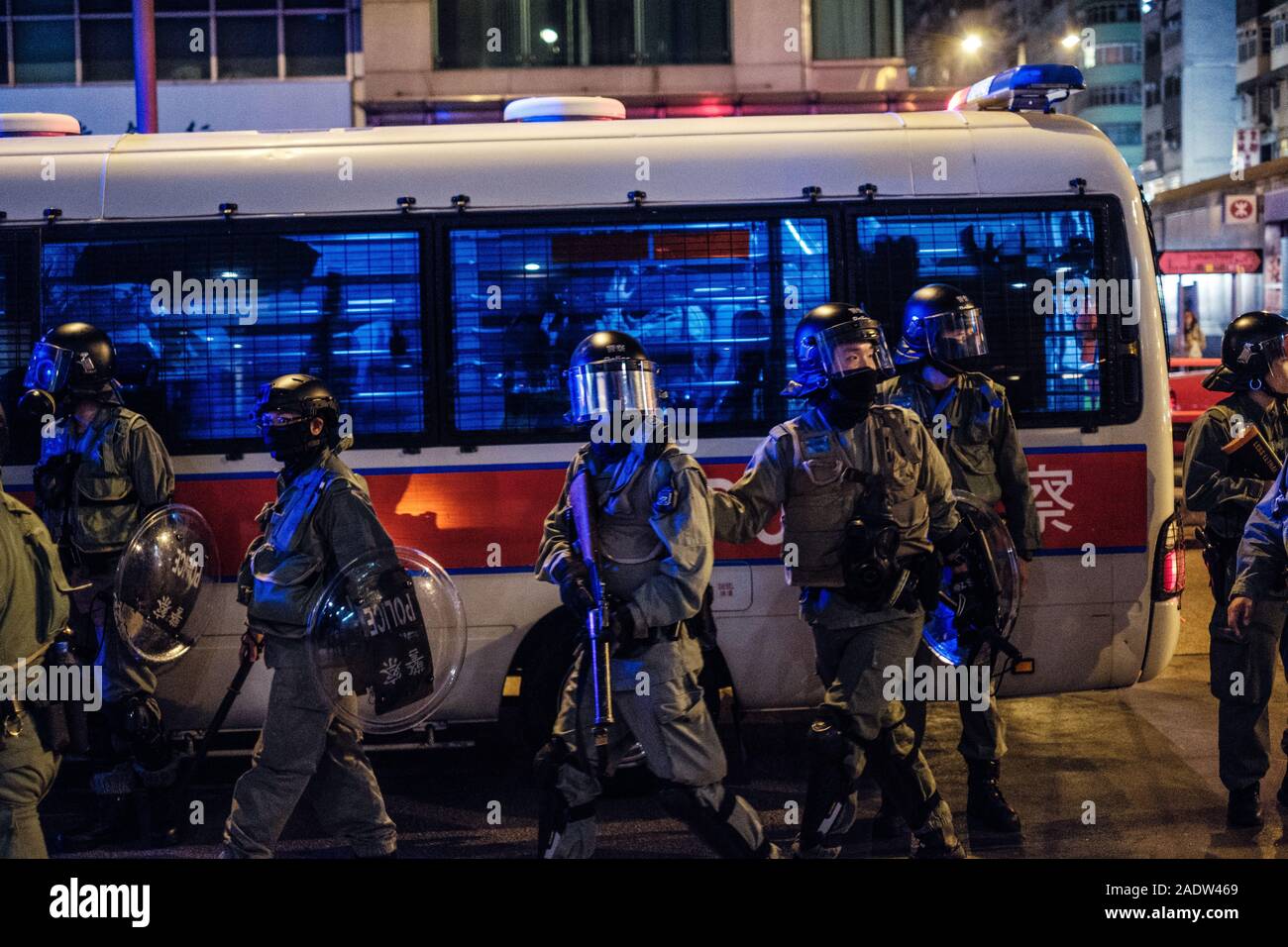 HongKong - Diciembre 01, 2019: La policía antidisturbios en demostración durante las protestas de 2019, una serie de manifestaciones en Hongkong empezó como el proyecto de ley de enmienda de la Ley Anti-Extradition (Anti-ELAB) de movimiento. Foto de stock