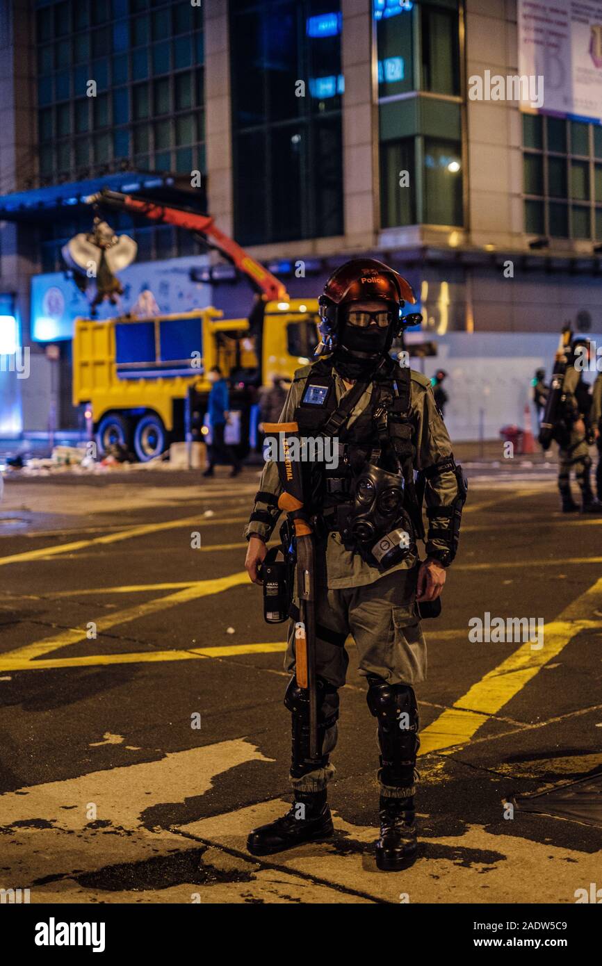 HongKong - Diciembre 01, 2019: La policía antidisturbios limpieza de calles durante las protestas de 2019 en Hong Kong, comenzaron una serie de manifestaciones como el proyecto de ley de enmienda de la Ley Anti-Extradition (Anti-ELAB) de movimiento. Foto de stock