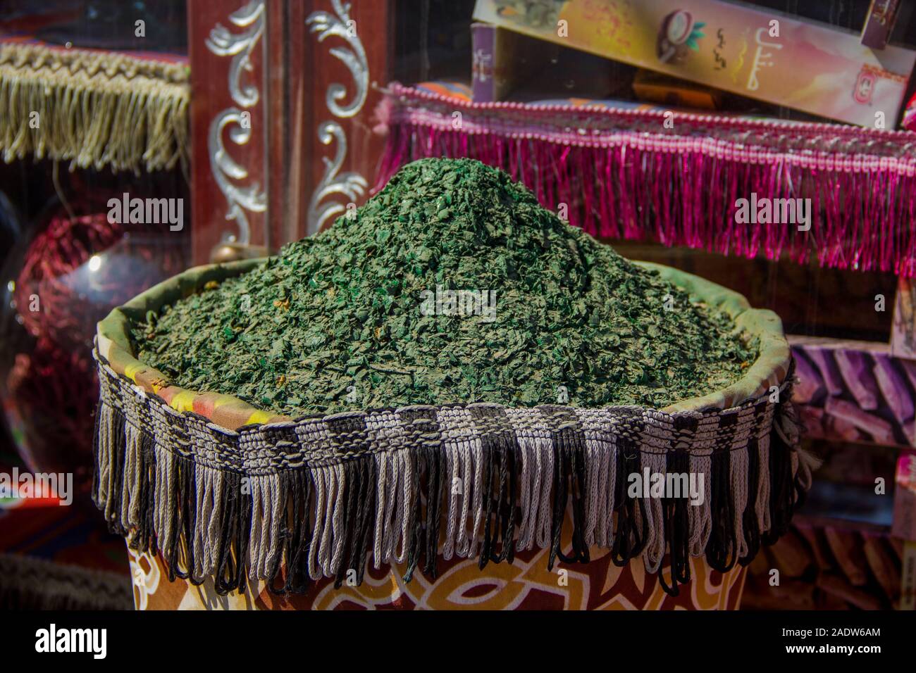 Diapositiva de especias verdes en el oriental bazar egipcio Foto de stock