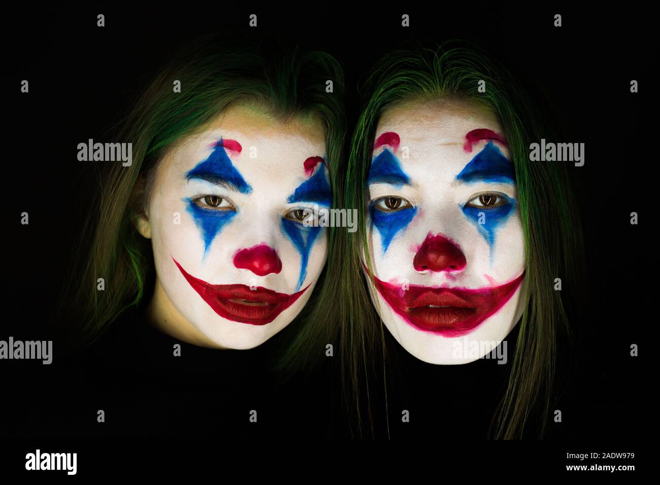 Retrato de dos mujeres jóvenes con maquillaje de Payaso sobre fondo negro  Fotografía de stock - Alamy