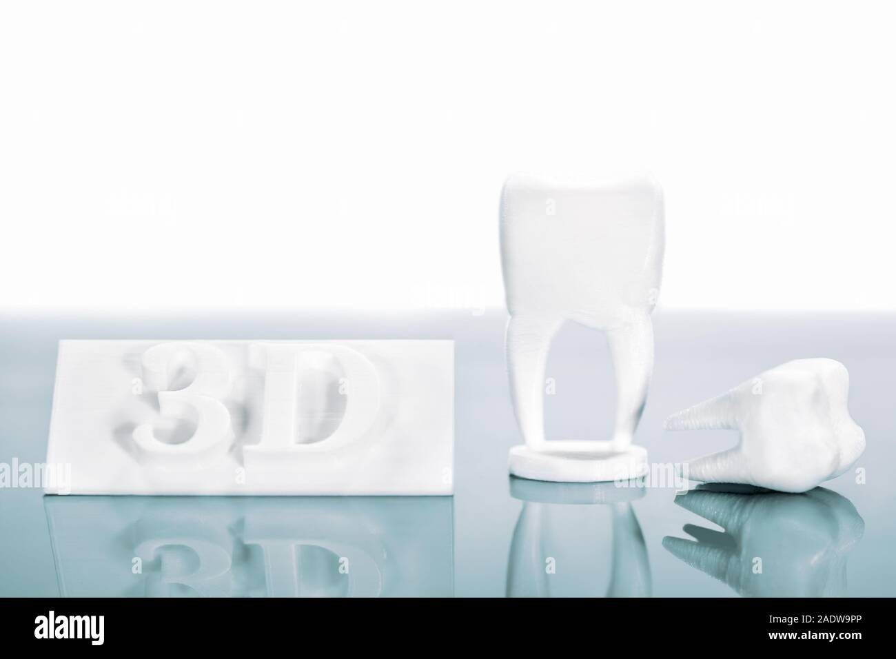 Utilizando una impresora 3D en odontología, prótesis dentales están hechas  por la fabricación de filamentos fusionados Fotografía de stock - Alamy