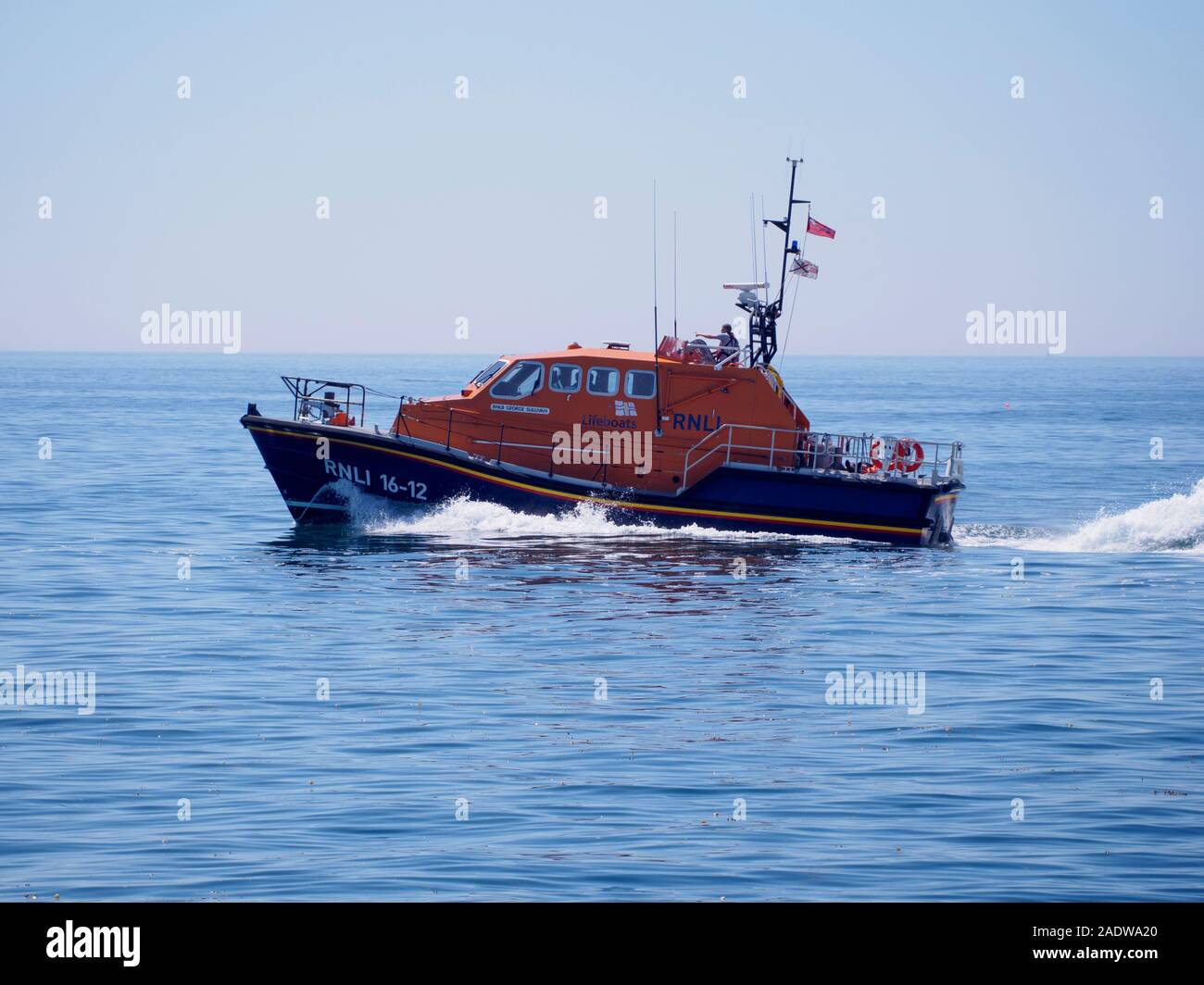 Clase de St Helier Tamar, bote salvavidas todo el tiempo George Sullivan en un día soleado (RNLI 16-12). Foto de stock