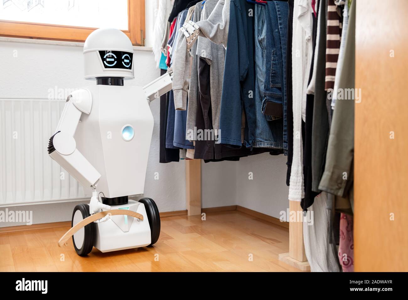 Cyborg o robot autónomo es poner la ropa dentro o fuera del armario,  mostrando la moda preferencias personales Fotografía de stock - Alamy