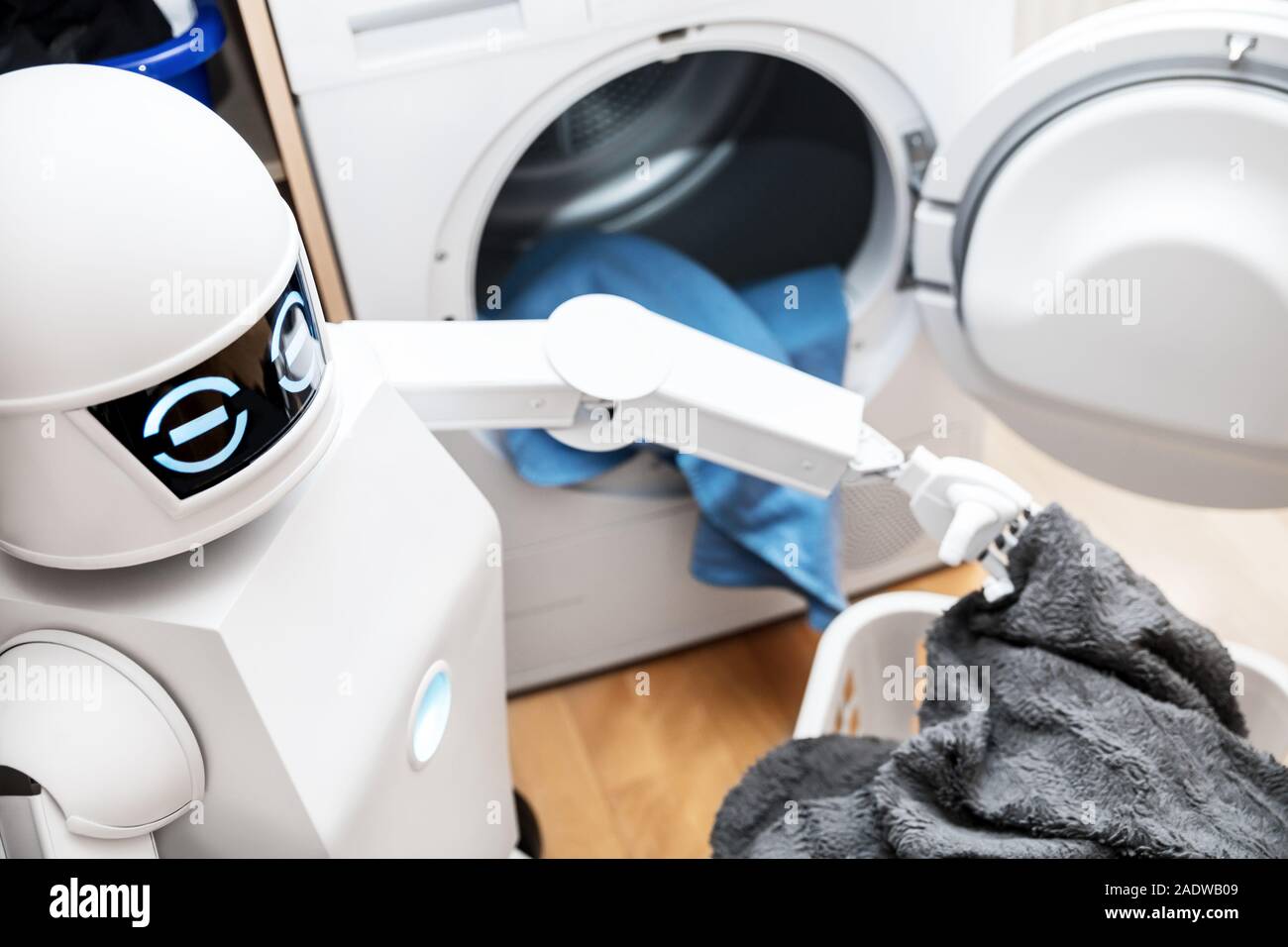 Ambient Assisted Living robot o cyborg está trabajando en el hogar. robot es poner la ropa en el secador Foto de stock
