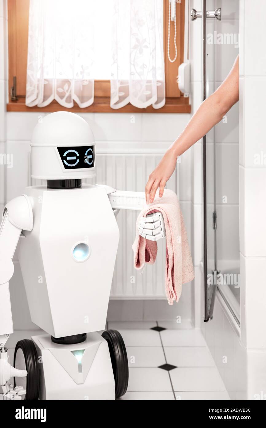 Servicio Ambient Assisted Living robot está dando una toalla a una mujer bajo la ducha en el cuarto de baño Foto de stock