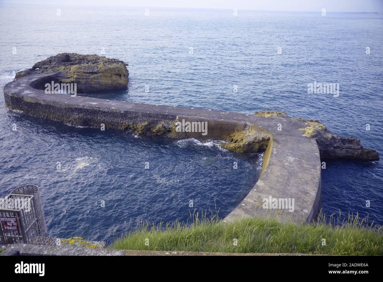 Serpenteante causeway en el sur-oeste de Francia, pasakdek Foto de stock