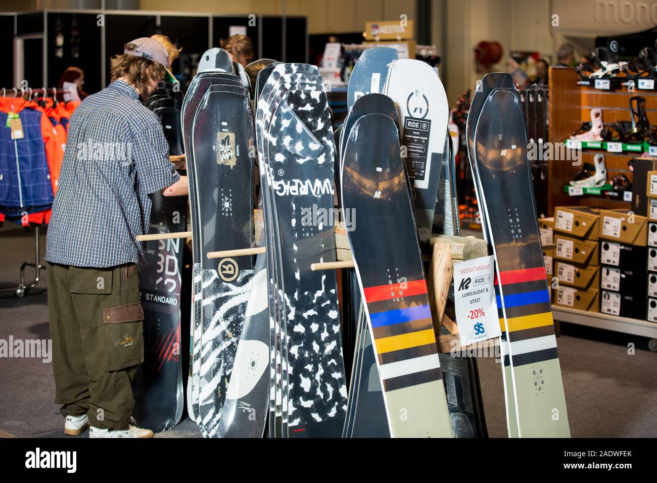HELSINKI, Finlandia - 15 de noviembre de 2019: Ski Shop venta. Filas de  diferentes tablas de snowboard en la tienda de equipamiento deportivo  Fotografía de stock - Alamy
