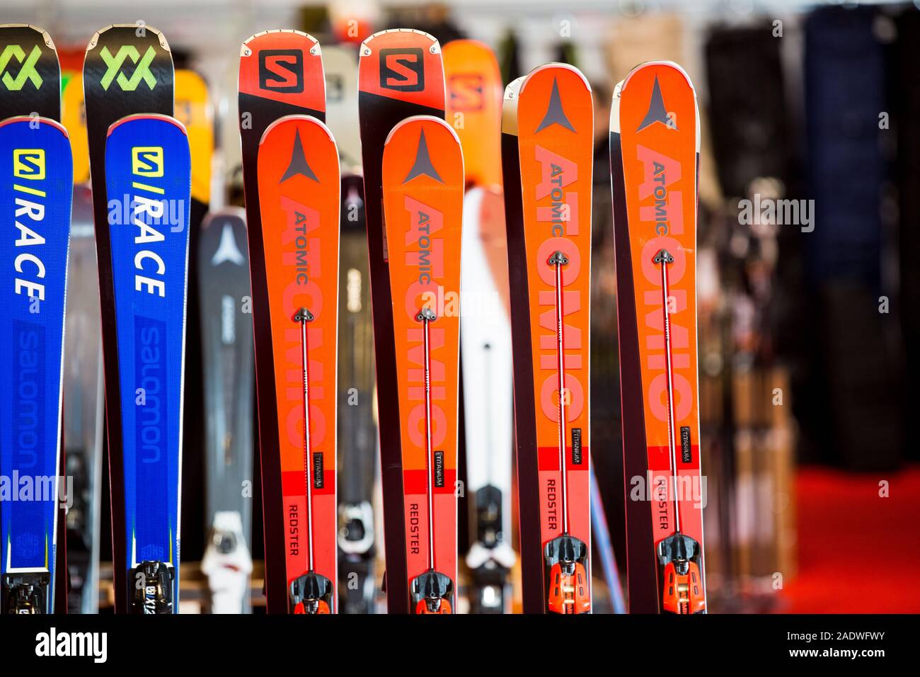 HELSINKI, Finlandia - 15 de noviembre de 2019: Ski Shop venta. Filas de  coloridas esquís en tienda de equipamiento deportivo Fotografía de stock -  Alamy