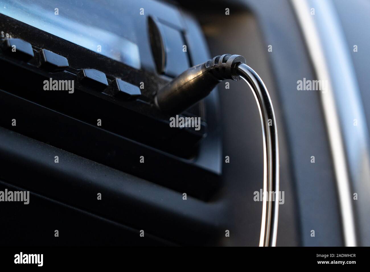 Insertar el cable auxiliar de audio para coche para reproducir música desde  el teléfono móvil Fotografía de stock - Alamy