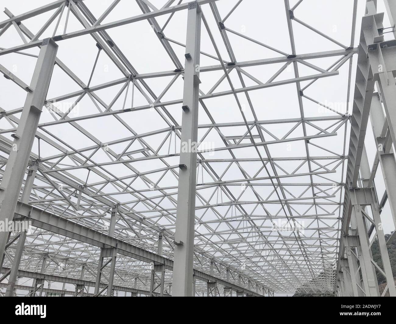 Bastidor metálico de prefabricados de edificio de varios pisos. Pilares metálicos, vigas y diagonales bracings Foto de stock