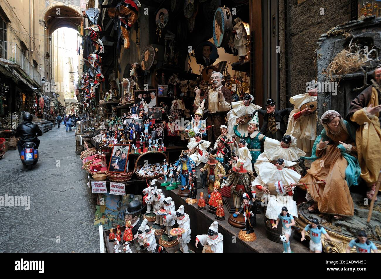 Nápoles, Italia. Via San Gregorio Armeno, famosa por sus figuras de personajes y belenes napolitanos. Foto de stock
