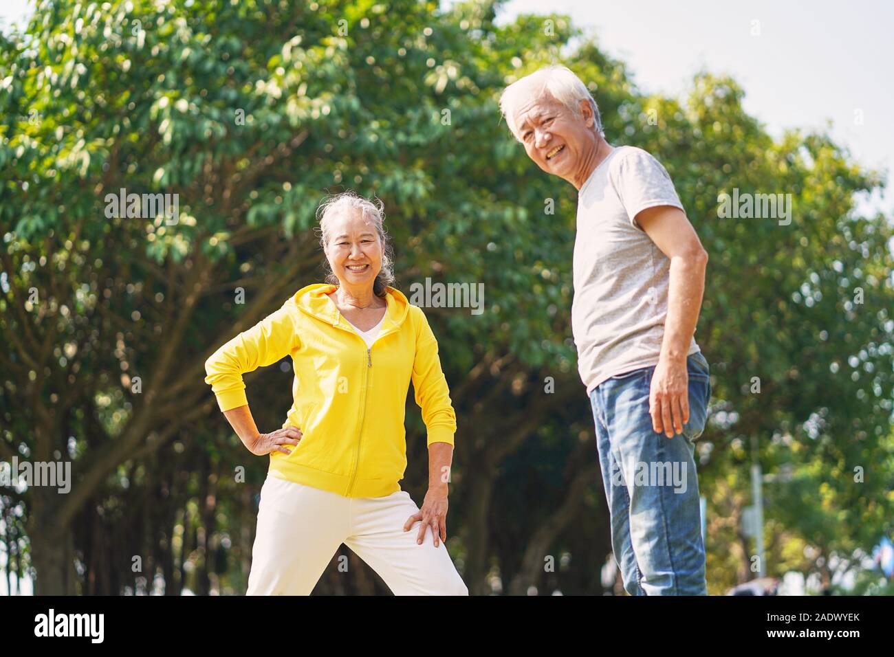 Feliz pareja asiáticos superiores que hacen ejercicio al aire libre en el parque Foto de stock