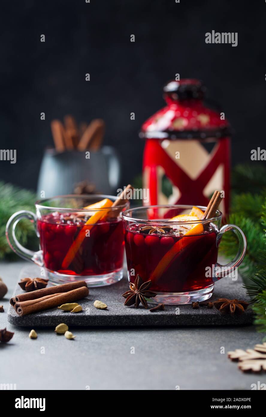 Vino tinto especiado con especias. Decoración de Navidad. Fondo gris. Espacio de copia Foto de stock