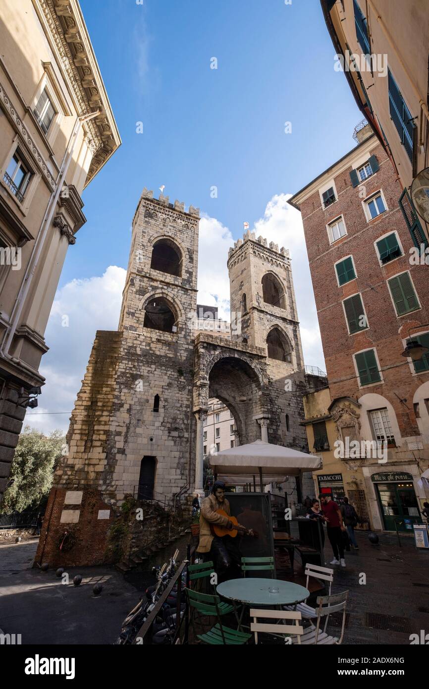 Porta Soprana - Las puertas medievales de las murallas de la ciudad vieja de Génova, Italia, Europa Foto de stock