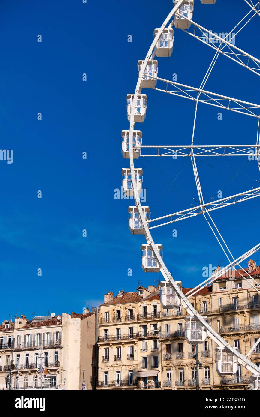 Grand roue de Marseille - blanco rueda de Ferris en el viejo puerto de Marsella, Francia, Europa Foto de stock