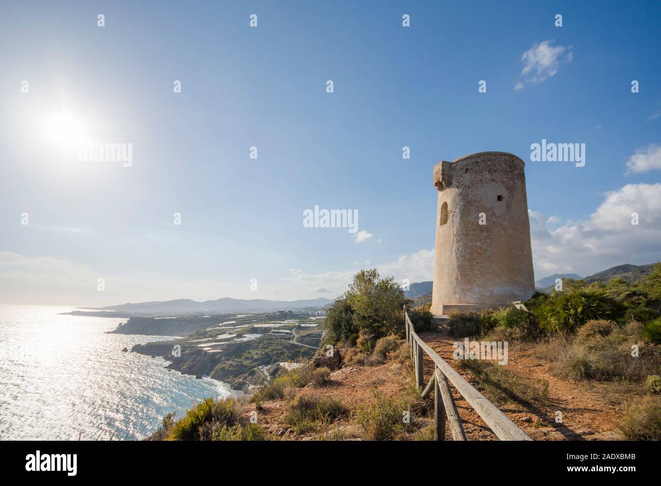Atalaya costera del siglo 16, playa de Maro Maro. El sur de España. Foto de stock