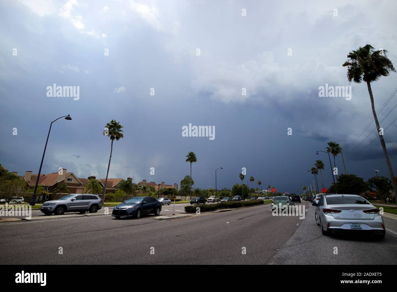 Grandes tardes de verano tormenta acercándose al Irlo Bronson Highway U.S. Route 192 Kissimmee, Florida, EE.UU. Foto de stock