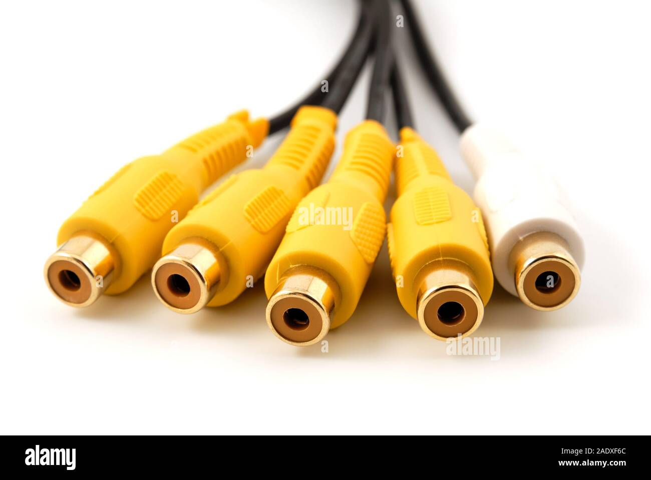 Vista de primer plano de un cable euroconector macho de 21 patillas para  conectar equipos audiovisuales Fotografía de stock - Alamy