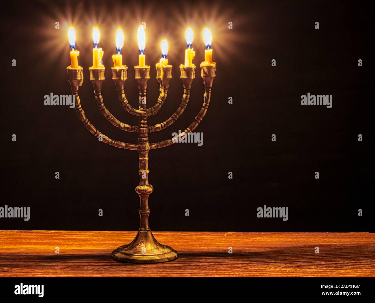 Menorah con siete velas encendidas Fotografía de stock - Alamy