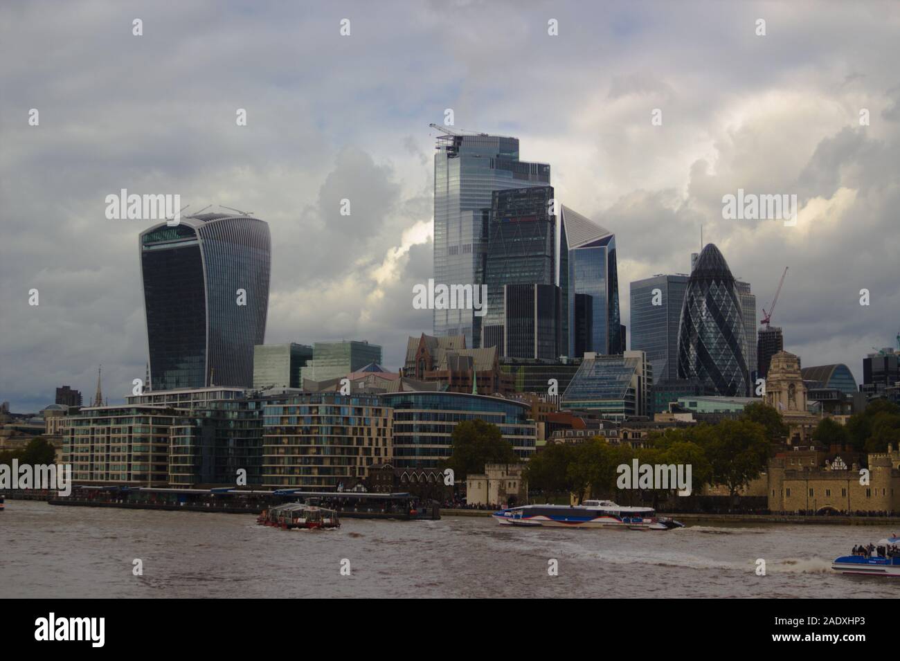 Ciudad de Londres, uno de los principales centros de las finanzas mundiales Esta vista incluye 42 Pepinillo Willis Edificio Torre Foto de stock