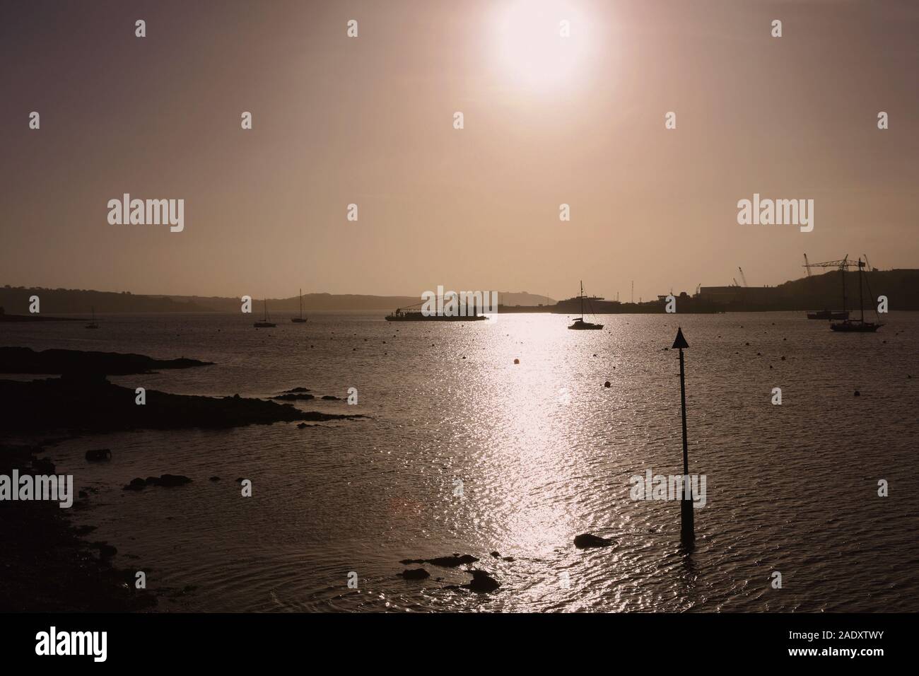 Falmouth desde Flushing New Quay, Penryn River, Cornualles, en el Reino Unido, temprano en la mañana Foto de stock