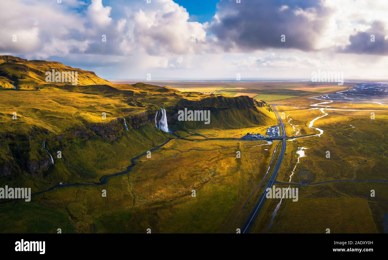 Vista aérea de la cascada Seljalandsfoss, río, cascada Seljalands parking y la carretera de circunvalación de Islandia al atardecer. Foto de stock