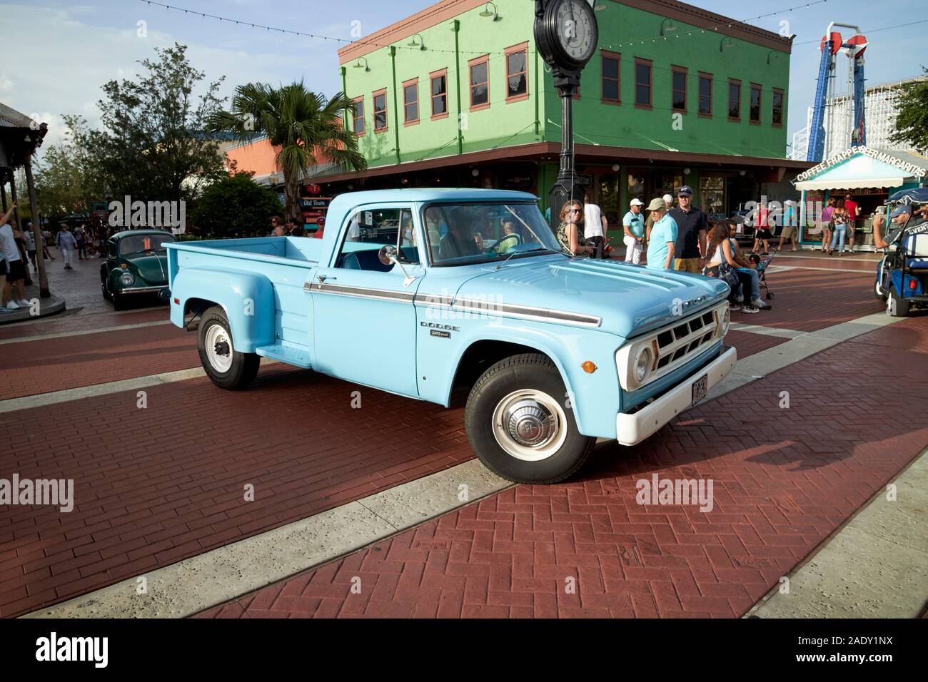 Dodge pickup camper con coche clásico crucero por la antigua ciudad de Kissimmee, Florida, EE.UU. Foto de stock