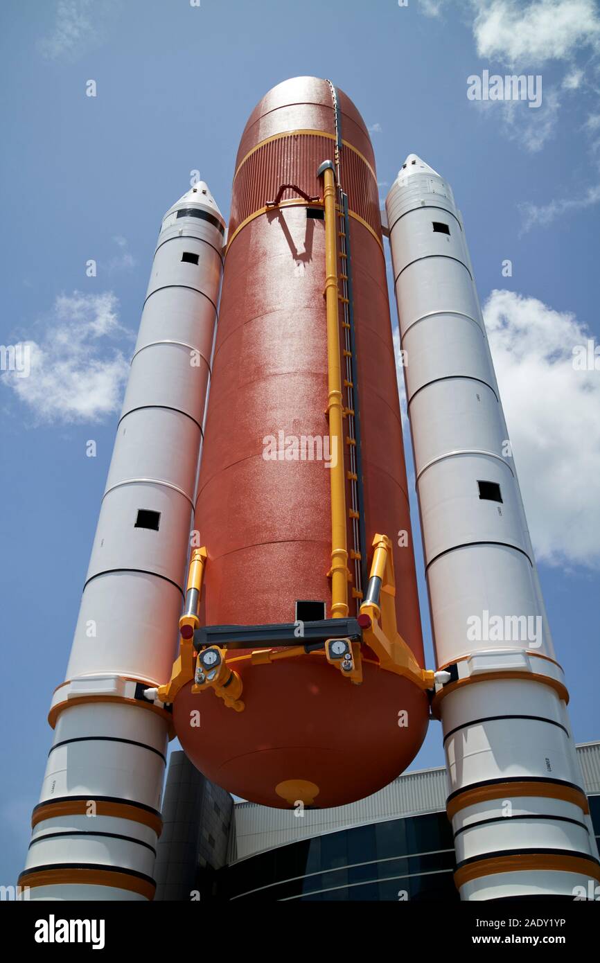 Réplica del tanque de combustible del transbordador espacial y de cohetes propulsores sólidos en el Centro Espacial Kennedy de Florida, EE.UU. Foto de stock