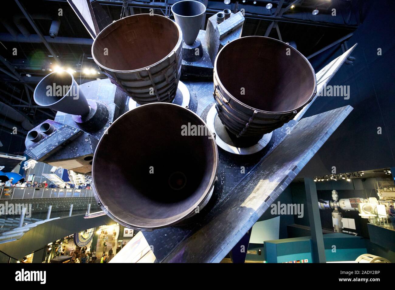 Los motores propulsores y boosters en el transbordador espacial Atlantis en exhibición en el centro espacial Kennedy, Florida, EE.UU. Foto de stock