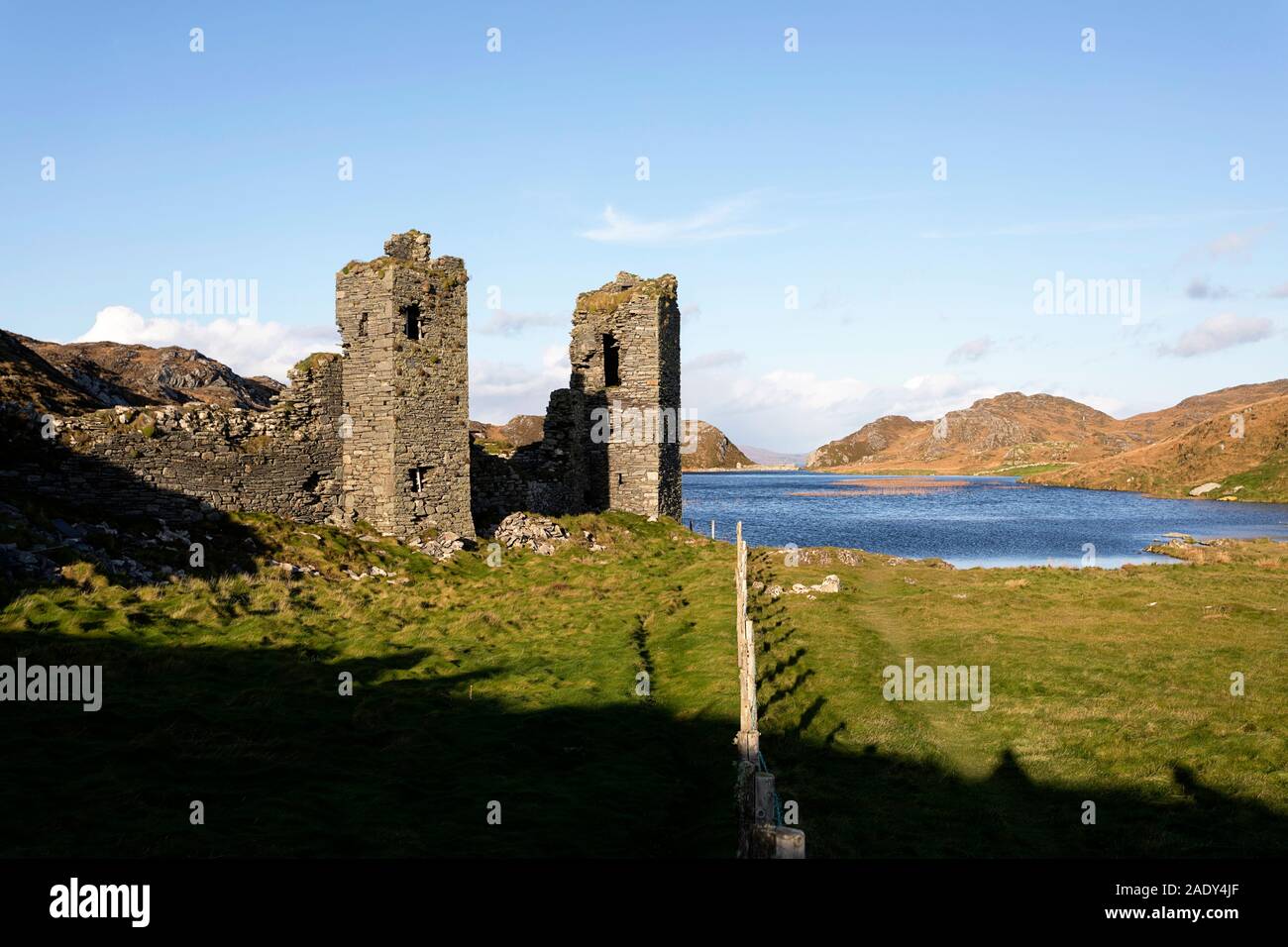 Excursiones a las ruinas del castillo, el espectáculo escénico de Dunlough Castillo, Castillo de tres cabezas, la Península de Mizen Head, West Cork, Irlanda, Foto de stock