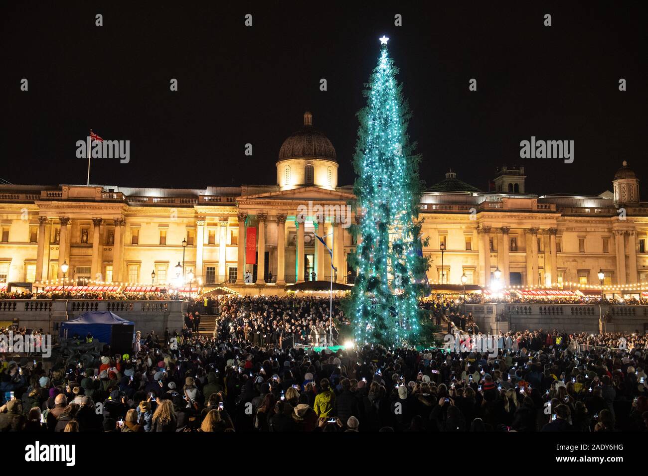 El árbol de Navidad de Trafalgar Square está iluminada en el centro de Londres. El árbol es un regalo anual de la población de Oslo, Noruega, como muestra de agradecimiento a la ciudad para Gran Bretaña???s ayuda en la Segunda Guerra Mundial. Foto de stock